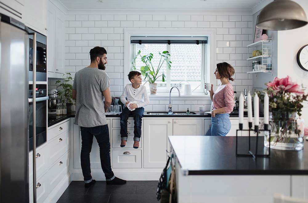 En familj som samtalar i nyrenoverat kök